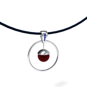 Pendentif Thémis sur cordon de soie