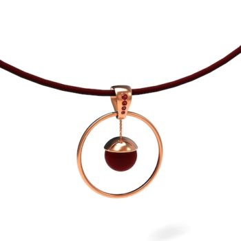 Pendentif Thémis sur cordon de soie